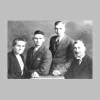 022-0406 Familie Julius Rehagel aus Karpau mit den Soehnen Wilhelm und Georg.jpg
